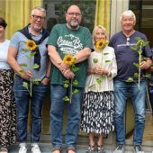Ehrenamtliche unterstützen im Klassenzimmer
