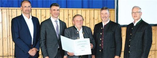 Dank für langjähriges Engagement: Vorsitzender Daniel Sauer, der zukünftige Präsident des Genossenschaftsverbands Bayern, Stefan Müller, das ausscheidende Aufsichtsratsmitglied Georg Unterseher, Vorstandsvorsitzender Christian Trattner und Aufsichtsratsvorsitzender Heinz Scheck. Foto Hötzelsperger
