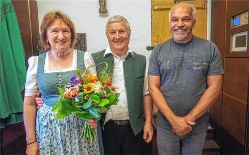 Dankbar für eine schöne Zeit: Mesner Alois Unterlinner aus Pang (Mitte) mit seiner Frau Christa und seinem Nachfolger Edward Kadoch.Foto Aerzbäck