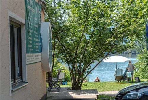 Das Anwesen am Happinger See einer zukunftsfähigen Nutzung zuzuführen und dennoch dauerhaft allen Bürgern einen freien Seezugang zu garantieren – das ist die Herausforderung, der sich die Stadt gegenübersieht. Foto Thomae