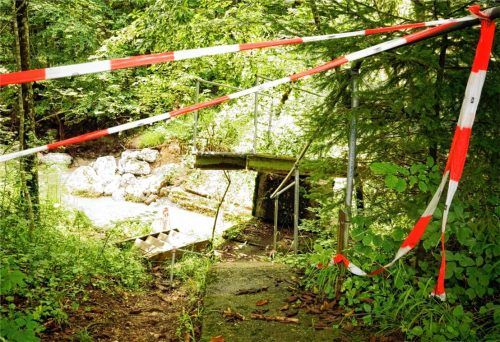 Das Bild zeigt den unterspülten Steg über den Steinbach. Jetzt muss die dortige Trinkwasserleitung stillgelegt werden. Foto Deindl