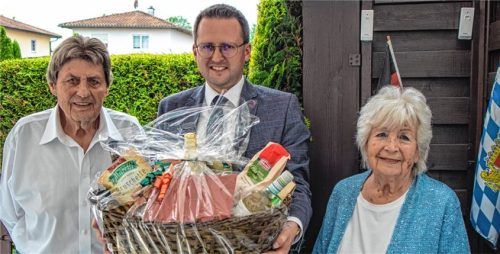 Das Ehepaar Irmgard und Willi Voosen freute sich über die Glückwünsche von Bürgermeister Stephan Schlier (Mitte). Die beiden leben seit 54 Jahren in Bad Aibling.Foto Stache