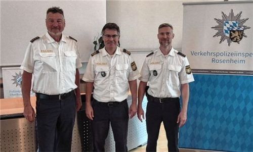 Das Foto zeigt (von links) den scheidenden Chef Peter Böttinger, Polizeipräsident Manfred Hauser und den neuen Dienststellenleiter Holger Siegemund. Foto Polizeipräsidium Oberbayern Süd