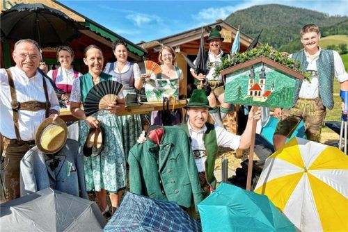 Das Fundbüro platzt aus allen Nähten. Ein Teil des Hohenaschauer Fest- und Fundbüro-Teams unter Leitung von Erstem Kassier Herbert Reiter (kniend Mitte) hat schon nach den ersten Tagen einige Schätze zu bieten, wie man sieht. Das interessanteste Fundstück ist das Vereinstaferl des Trachtenvereins „Edelweiß“ Niederaschau.