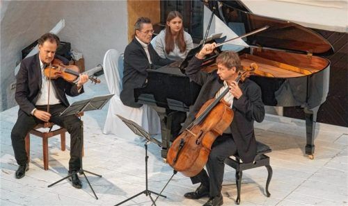 Das hochkonzentrierte Clemente Trio: (von links) Peter Clemente, Paul Rivinius (mit Notenwenderin Valentina) und Konstantin Pfiz.Foto pillatzki