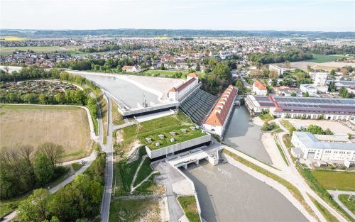 Das Kanalkraftwerk Töging am knapp 23 Kilometer langen Innkanal wurde vor 100 Jahren in Betrieb genommen und 2022 komplett erneuert. Für die gelungene Symbiose aus traditioneller Architektur und moderner Ingenieurskunst wurde der Bau mit dem Architekturpreis „Über Oberbayern“ ausgezeichnet.Foto VERBUND