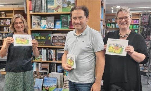 Das Malbuch „Schnigglbiggl, die Weinbergschnecke“ von Peter Hauser gibt es in Rosenheim in der Buchhandlung Bensegger zu kaufen. Die Buchhändlerinnen Steffi Wild (links) und Sylvia Weber unterstützen heimische Autoren. Foto Blum