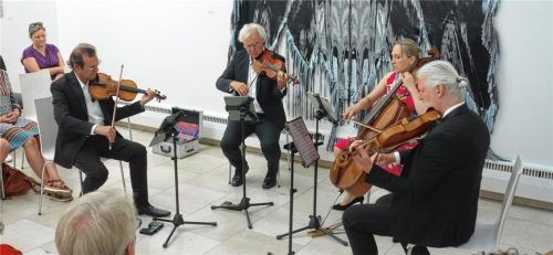 Das Modern String Quartett konzertierte mit Mussorgsky in der „Gerade-noch-Ausstellung“ des Kunstvereins. Von links: Joerg Widmoser, Winfried Zrenner, Anna Rehker und Andreas Höricht. Im Hintergrund der „Fox“ von Constanza Camila Kramer Garfias.Foto friedrich