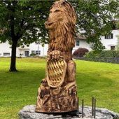 Ein riesiger Löwe am Straßenrand