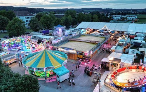 Das Organisationsteam des SV Bruckmühl ist bereit für die „fünfte Bruckmühler Jahreszeit“ im Zentrum der Marktgemeinde. Zehn Tage lang steppt ab dem morgigen Freitag der Bär.Foto Franz Wasl