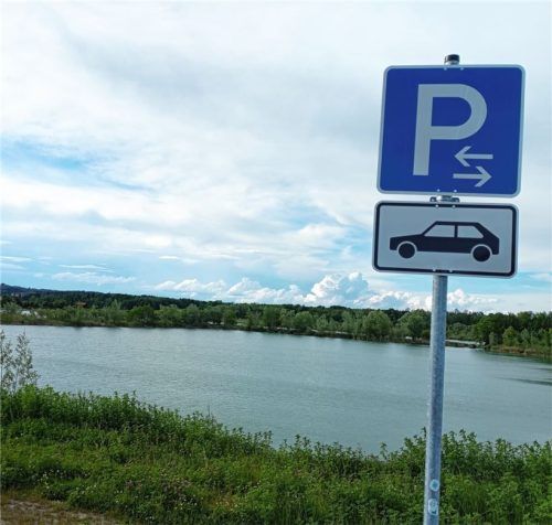 Das Parken an den Höglinger Weihern kostet Badegäste schon bald eine Gebühr – nur die Parkautomaten müssen noch geliefert werden. Foto Weinzierl