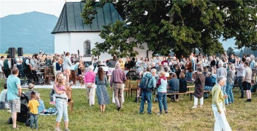Das Publikum konnte bei der Abendserenade gute Musik und eine prächtige Aussicht genießen. Fotos Kirchner