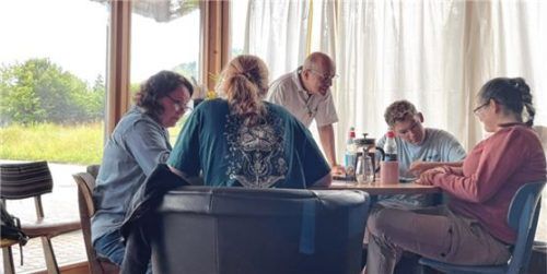 Das Team des Jugendcafés „CO2“ um (von links) Sozialpädagogin Rosi Held, Pfarrer Günter Nun und Erzieher in Ausbildung Justin Weber hilft den Jugendlichen bei sämtlichen Problemen. Foto Re