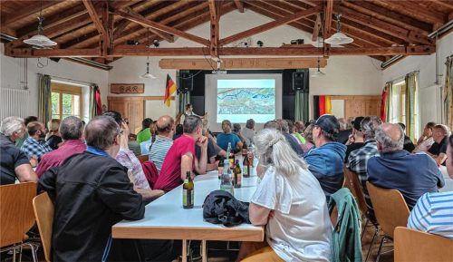 Das Thema Hochwasserschutz treibt den Ortsteil um: Ein Drittel der Achenmühler war zur Bürgerversammlung gekommen. Foto Thomae