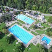 Sommer, Sonne und ein Schwimmbad vor Ort