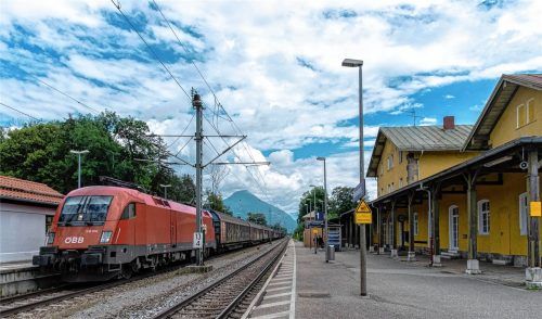 Das Vordach am Hausgleis des Brannenburger Bahnhofs ist bei Fahrgästen sehr beliebt – weil es vor Sonne und vorRegen schützt und zum Charme des Bahnhofs beiträgt. Nun soll es abgerissen werden. Foto Thomae
