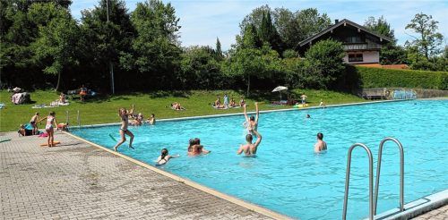 Das Wasser des Frasdorfer Schwimmbads hat Trinkwasserqualität. Doch weil es ein künstliches Becken ist, müssen Normen in Sachen Chlorung erfüllt werden. Foto Rehberg