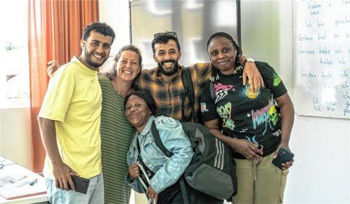 Dass Deutsch zu lernen auch Spaß machen kann, zeigen (von links) Waseem, Al Farouk, Joy und Youyou zusammen mit ihrer Lehrerin Sabine Pellhammer-Lindner während der Kurse in der VHS in Kolbermoor. Foto thomae