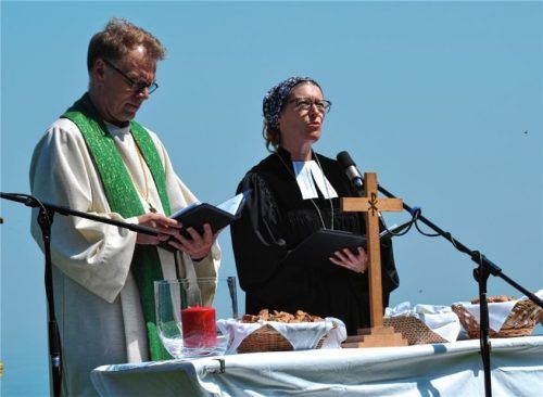 Dekanin Dagmar Häfner-Becker und Regionalbischof Thomas Prieto Peral zelebrierten den Gottesdienst unter freiem Himmel. Foto Otto