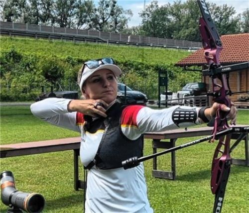 Den Bogen gespannt, das Ziel im Visier: Katharina Bauer beim Training in der Heimat.Foto Marko Aleksic