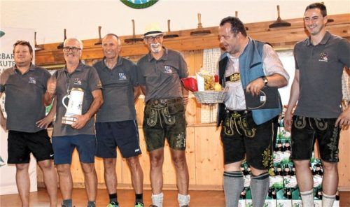 Den großen Humpen als Wanderpokal darf der ESV Bad Häring 2 nun ganz behalten. Foto Strim