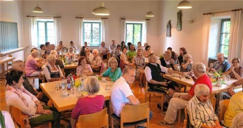 Der 30. Geburtstag der Ökumenischen Nachbarschaftshilfe wurde im vollen Göttinger Pfarrsaal gefeiert. Fotos baumann