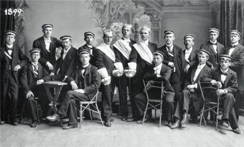 Der Abiturjahrgang 1899 – 16 Herren mit ernstem Blick. IGG