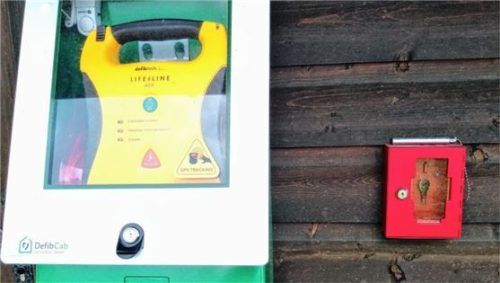 Der automatisierte externe Defi (AED) am Breitbrunner Sportgelände ist von Laien zu handhaben. Der Schlüssel befindet sich im roten Kästchen daneben. Foto  Wastl