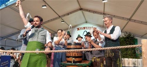 Der Bieranstich bildete den Auftakt zum Gautrachtenfest: (von links) Festleiter Michi Weber, Bürgermeister Hans Zistl, Landtagspräsidentin und Schirmherrin Ilse Aigner, der stellvertretende Festleiter und stellvertretende Vorsitzende Quirin Atzinger,Vorsitzender Schorsch Berndl, Gauvorsitzender Michi Hauser, Braumeister Sepp Kronast und Prinz Peter von Lobkowicz. Foto re