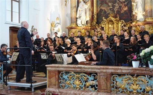 Der Chor „Beurer Cantarhei“ hatte in der Rotter Kirche den perfekten Rahmen für seinA-cappella-Konzert gefunden.Foto füchtner