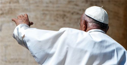 Der christliche Glauben und die katholische Kirche bleiben im Fokus heftiger Debatten um richtig und falsch, gut und böse. Auf dem Bild zu sehen ist Papst Franziskus bei seiner wöchentliche Generalaudienz. Foto dpa