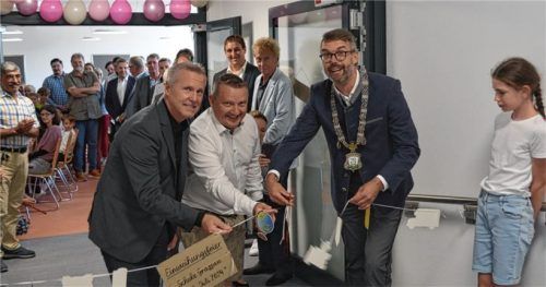 Der erste Schritt in einen modernen Schulalltag startete mit der offiziellen Übergabe des Schulgebäudes durch (von links) Altbürgermeister Rudi Jantke, Schulleiter Manfred Duschl und Bürgermeister Stefan Kattari.Fotos  Eder