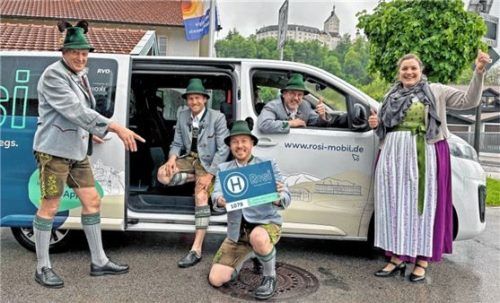Der Festausschuss hat schon mal im Rosi-Bus probegesessen: (von links) Festleiter Rudi Angermaier, Zweiter Vorsitzender Michael Stein, Kassier Herbert Reiter, Vorsitzender Claus Reiter und Schriftführerin Maria Angermaier. Foto  re