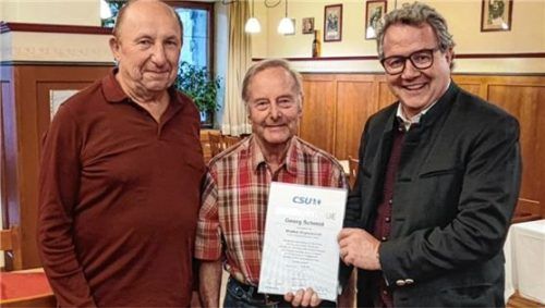 Der frisch gewählte CSU-Ortsvorsitzende Peter Fenzl (links) und Kreisvorsitzender Klaus Stöttner (rechts) ehrten Georg Schmid für 50 Jahre Mitgliedschaft bei den Christsozialen. Foto CSU Eggstätt