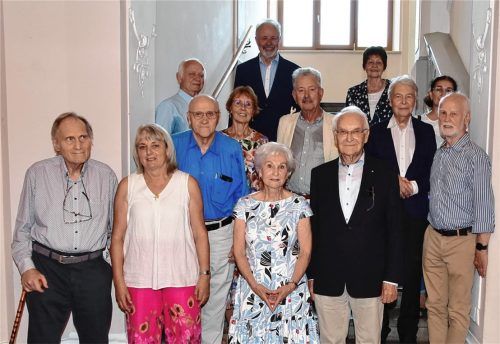 Der frühere Ministerpräsident Edmund Stoiber (vorne rechts) mit seiner Frau Karin im Kreise seiner früheren Mitschüler am Ignaz-Günther-Gymnasium.Foto Schlecker