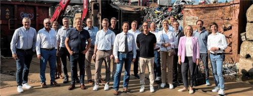 Der IHK-Regionalausschuss Traunstein traf sich auf dem Werksgelände der Firma Schaumaier. Foto IHK