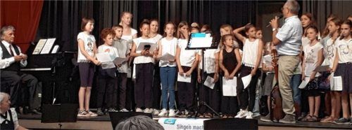 Der Kinder- und Jugendchor trat unter Leitung von Klaus Adlmaier (rechts) auf. Links Wolfgang Zeller als Klavierbegleiter.