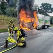 Lkw brennt auf der A8 bei Siegsdorf aus