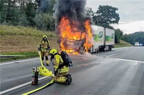 Der Lkw einer Bio-Handelskette im Vollbrand. Foto FDL/LAM