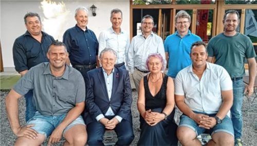 Der neue Obermeister Reinhard Obermeier (vorne, von links) mit Vorgänger Christian Drexl, Kreishandwerksmeisterin Helga Wimmer und dem stellvertretenden Obermeister Christian Müller. Der Vorstandschaft gehören außerdem an: Christian Hecker (stehend, links) sowie Thomas Ehgartner (Zweiter von rechts) und Ferdinand Maier (rechts). Alexander Kirst (Dritter von links) vom Landesverband des Bayerischen Zimmererhandwerks sowie der Geschäftsleiter der Kreishandwerkerschaft Markus Saller (Dritter von rechts) gratulierten der neuen Vorstandschaft.Foto maier