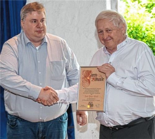 Der neue Präsident des Bayerischen Schachbundes, Ingo Thron (links), gratuliert seinem Vorgänger Peter Eberl zur Ehrenpräsidenten-Urkunde. Foto Privat