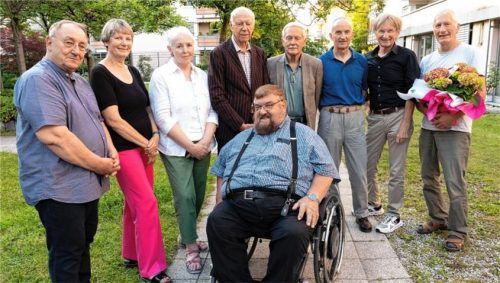 Der neugewählte Vorstand mit Beirat: (von links) Professor Dr. Burghard Feindor (Zweiter Vorsitzender), Christiane Grotz (Schriftführerin), Rosalinde Hauthaler (Beirat), Dr. Sebastian Spiegelberger (Ehrenvorsitzender), Professor Josef Frankenberger (Beirat), Manfred Reißner (Beirat), Sebastian Grießl (Vorsitzender), Jakob Brummer (bisheriger Schriftführer) sowie (sitzend) Hans Loy (stellvertretender Vorsitzender). Foto re