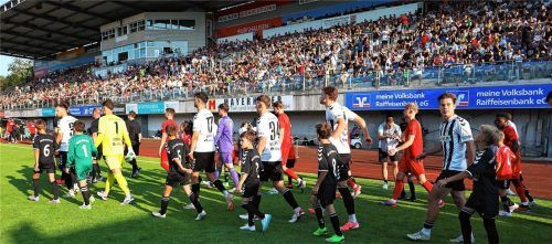 Der SV Wacker Burghausen war schon vor 50 Jahren die Nummer eins im Kreis Inn/Salzach. Aktuell ist das wieder so – zum Auftakt der Regionalliga Bayern bestritten die Salzachstädter das Eröffnungsspiel vor mehr als 5000 Zuschauern gegen Bayern München II.Foto mb.presse – Butzhammer