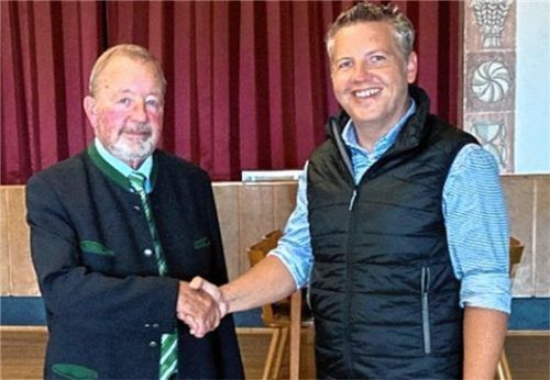 Der Verbandsvorsitzende Bürgermeister Josef Huber (links) beglückwünscht den neuen GUZV-Geschäftsführer Michael Schiller.Foto re