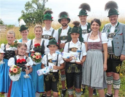 Der Vorsitzende des Trachtenvereins „Die lustigen Wildenwarter“ Helmut Freund (rechts) und Jugendleiterin Christina Hamm mit den Siegern und Vereinsmeistern aller Klassen beim Wildenwarter Vereinspreisplattln.Foto Rehberg