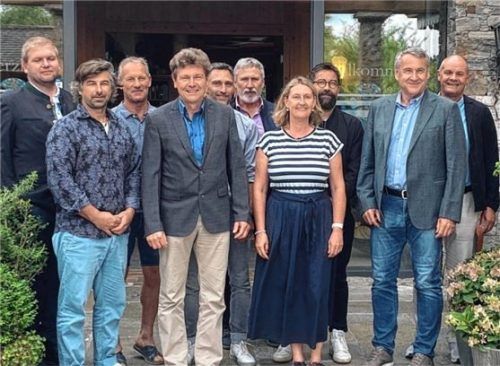 Der Vorstand der Bauinnung: (von links) Hans Obermair, Andreas Thalhauser, Paul Vodermaier, Rainer Küblbeck, Tobias Helwig, Ulrich Staber, Birgit Wimmer, Matthias Fischhaber, Robert Daxeder und Karl Baumann.Foto  RE