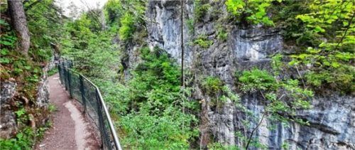 Der Weg bietet den Blick auf die rauschenden Wasserfälle.