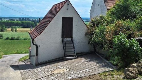 Der Weilkirchner Friedhof hat endlich eine Parkbucht. Foto Bichler