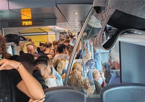 Dicht gedrängt: Das ist mehr Regel als Ausnahme in den Zügen der BRB.Foto Weiser