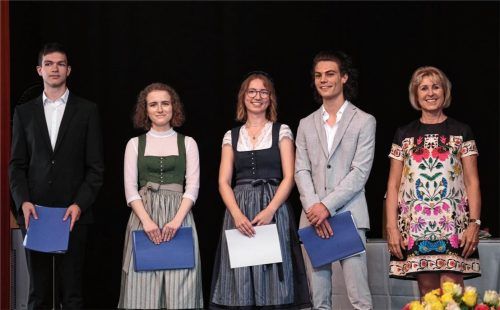 Die 1,0-Absolventen: (von links) Thomas Schletter, Eva Schubert, Verena Dorn und Noah Dittrich mit Schulleiterin Sigrid Rechenauer.Foto re